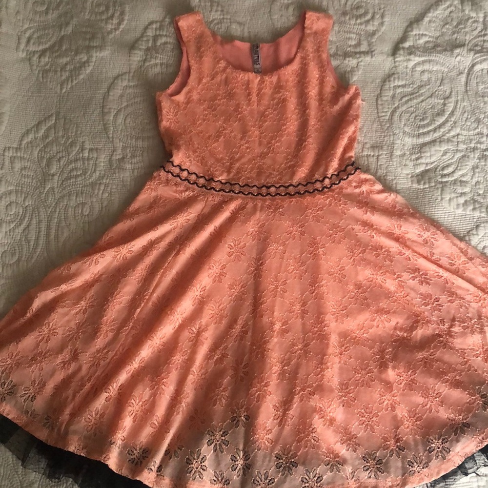 Elegant peach-colored dress. size 16 for girls.